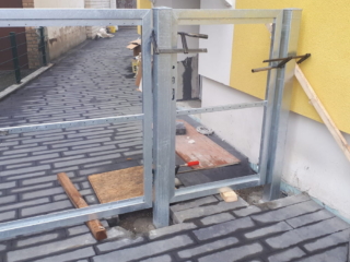 Einbau: Pfosten mit den M16 Edelstahl-Torbändern am Tor befestigen Einbau: Pfosten mit den M16 Edelstahl-Torbändern am Tor befestigen