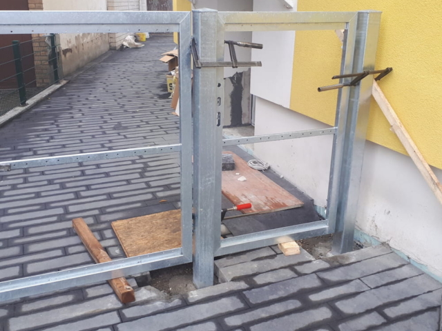 Einbau: Pfosten mit den M16 Edelstahl-Torbändern am Tor befestigen