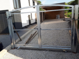 Einbau: Toreinbau mit vorbereiteten, einbetonierten KG-Rohren Einbau: Toreinbau mit vorbereiteten, einbetonierten KG-Rohren