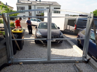 Einbau: Tor mit Latten diagonal aussteifen und Löcher mit Estrichbeton verfüllen Einbau: Tor mit Latten diagonal aussteifen und Löcher mit Estrichbeton verfüllen