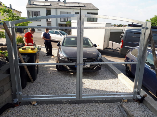 Einbau: Tor mit Latten diagonal aussteifen und Löcher mit Estrichbeton verfüllen