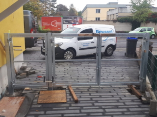 Einbau: Pfosten nach dem Ausrichten der Tore einbetonieren Einbau: Pfosten nach dem Ausrichten der Tore einbetonieren