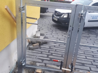 Einbau: Torpfosten einbetonieren Einbau: Torpfosten einbetonieren