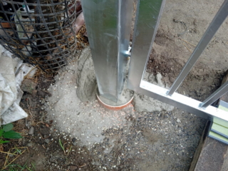 Einbau: Pfosten in vorbereitete, im Betonfundament eingelassene KG-Rohre einsetzen und anschließend darin vergießen Einbau: Pfosten in vorbereitete, im Betonfundament eingelassene KG-Rohre einsetzen und anschließend darin vergießen