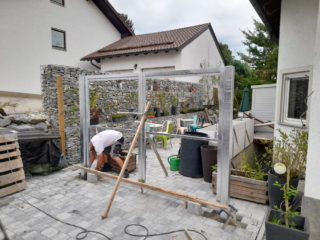 Einbau: Pfosten des Tores stellen und Torflügel verbinden Einbau: Pfosten des Tores stellen und Torflügel verbinden
