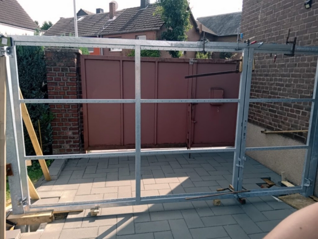 Asymmetrisches Tor: Einbau und Einbetonieren