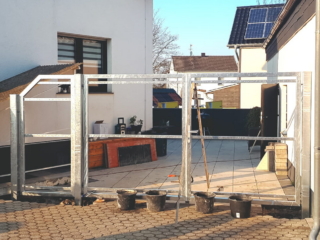 Einfahrtstor, dreiflügelig mit Tür, für Holzbeplankung vorbereitet