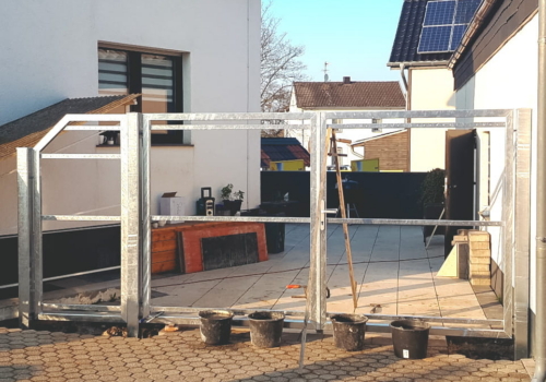 Einfahrtstor, dreiflügelig mit Tür, für Holzbeplankung vorbereitet