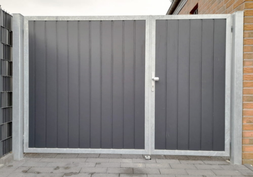 Einfahrtstor mit Kunststofffüllung (Mikupan)
