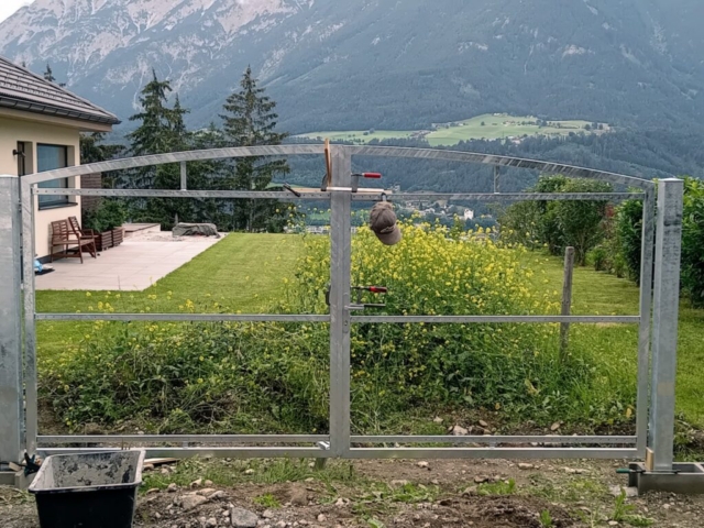 Symmetrisch Gartentor mit Rundbogen