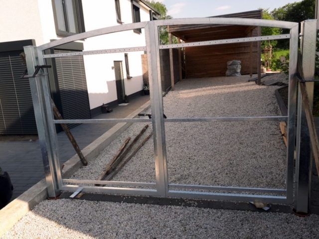 Rundbogentor symmetrisch