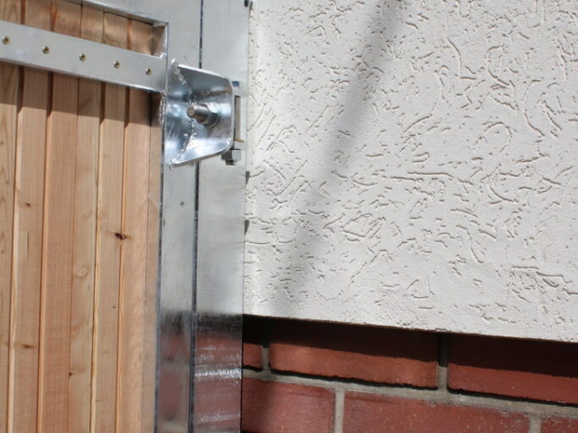Torband Detail beim Einfahrtstor mit Holzbeplankung
