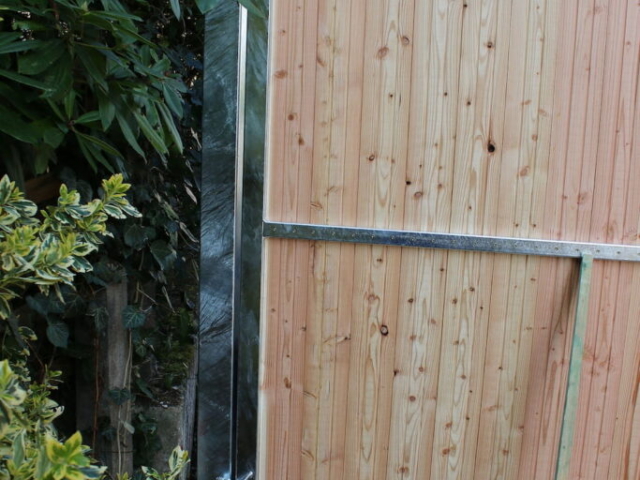 Tor mit Holzfüllung: Einbau linker Pfosten und Ausrichtung