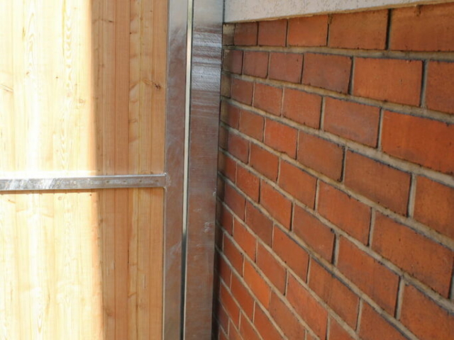 Detail: Einstellbare Torbänder aus Edelstahl, Loch für Torpfosten