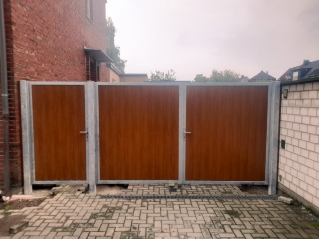 Mehrflügeliges Tor, Einfahrt, mit Türe links