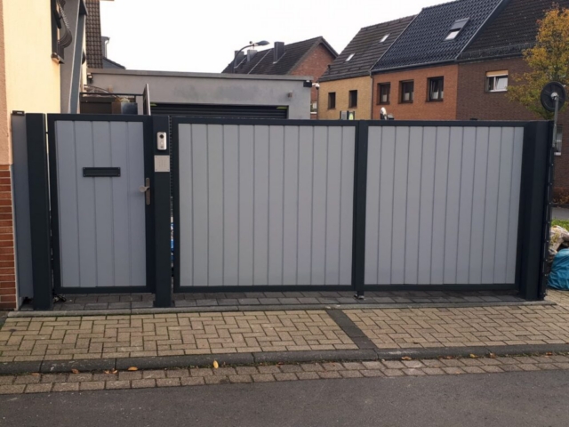 Mehrflügeliges Tor mit Kunststofffüllung und Sichtschutz