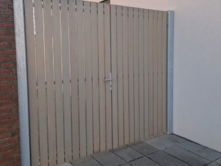 Einfahrtstor mit sibirischer Lärche beplankt (Holzfüllung), Außenansicht
