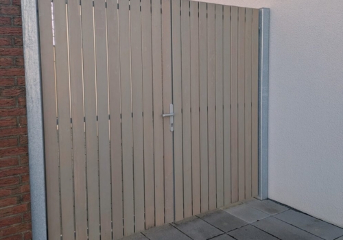 Einfahrtstor mit sibirischer Lärche beplankt (Holzfüllung), Außenansicht