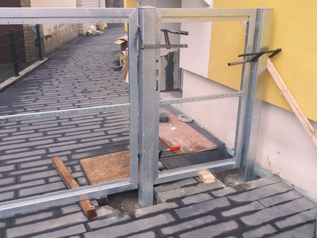 Tor mit Türe zum einbetonieren